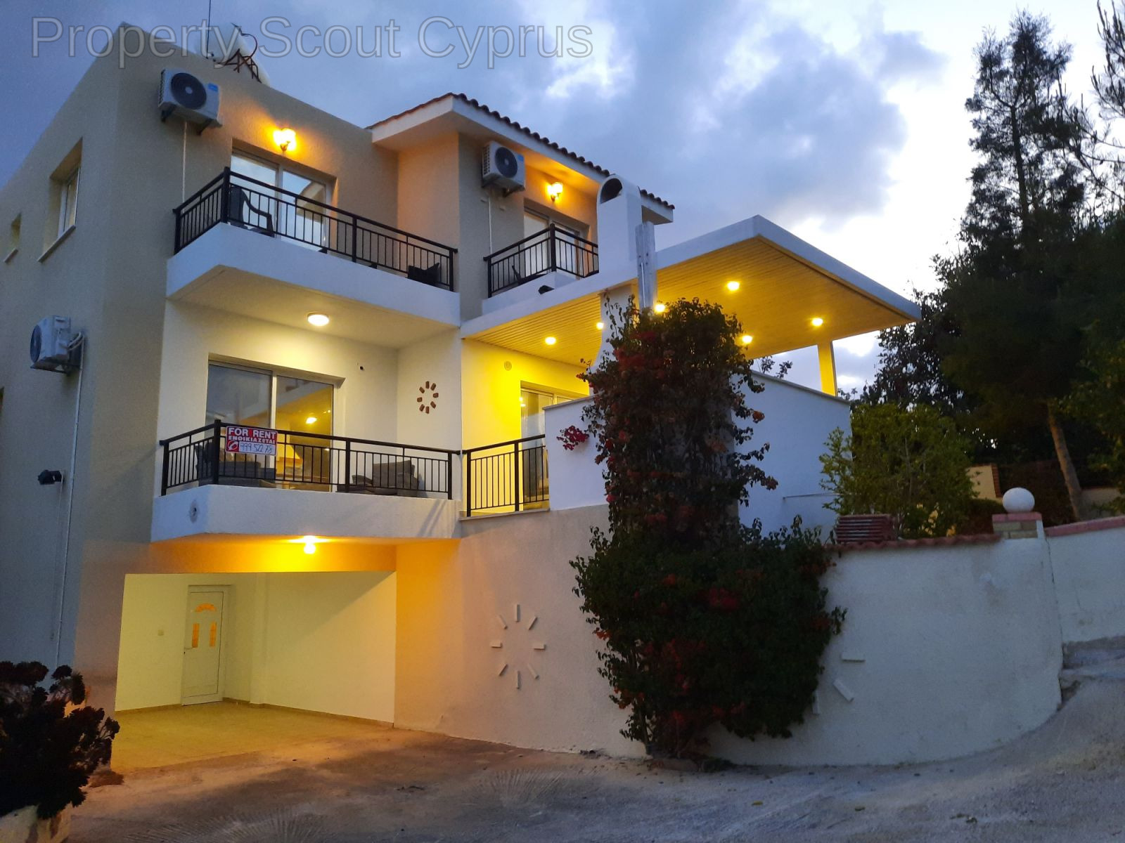 Luxury 4-Bedroom Villa in Peyia